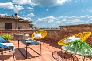 Mimosa- Loft elegante con terrazza nel centro di Apartments, Siena