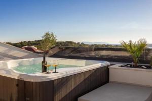 Luxury Penthouse with Jacuzzi & Sea View, Hvar
