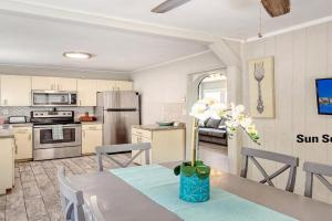 Arlington Bungalows-Sarasota 10 min to Siesta Key Apartments, Sarasota