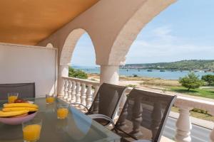 A2 - seafront apt with balcony 1 min to beach Apartments, Trogir