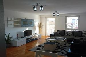 Gray Diamond Apartments, Kraguyevats