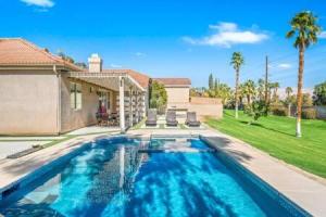 Luxurious Getaway Near Coachella Stagecoach Pool Putting Green Parking Firepit Sleeps 11 Guest house, Indio