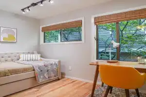 Sunlit contemporary Home w a Lush Garden Guest house, Bellevue