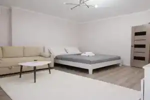 51 vozle Baytereka, 2h komn s 2-mya krovatyami,raskladnym divanom i razdelnym sanuzlom na 1-6 gostey, tsentr Apartments, Astana