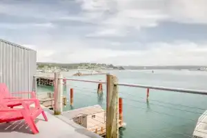Surfer Dude - Anchor Pier Lodge, Newport