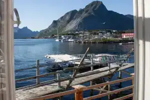 Authentic central located cabin close tobringen Lofoten Guest house, Reine