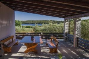 House Berto, Bagnole