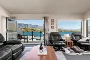 Scenic and Relaxing Lakefront Apartment, Queenstown
