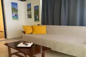 Yellow Beach House, Logaras