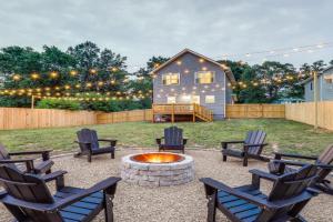 Getaway with Fire Pit 3 Mi to River Arts District! Guest house, Asheville