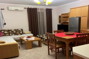Golem, Mali i Robit Apartments, Golem