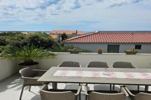 Summer in Apartments, Mandre