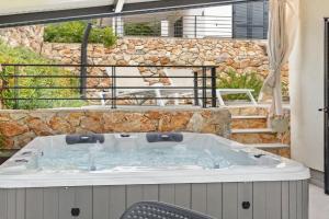Crepsa Paradise with Jacuzzi - Couple Getaway Apartments, Cerzo