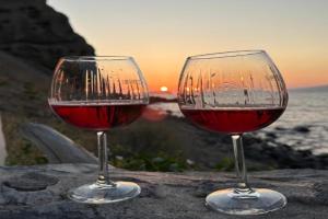 Cave of Love Seafront Sunset View Santorini Apartments, Akrotiri