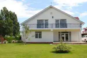 Dvuhetazhnyy kottedzh s 2 apartamentami na ozere, Kara-Oy