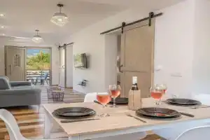 Mirabilia Apartment, Sami