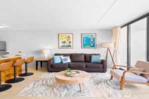22Fl Ocean Views, Steps to Beach & Shops, plus Parking Apartments, Honolulu