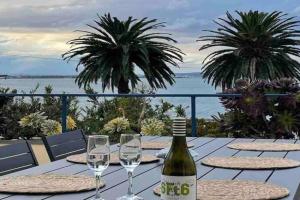 Waterfront Sub-Penthouse with Beach View, Geelong