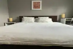 private room with queen bed in 202, Richmond