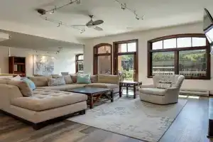 Sprawling Condo - Central Downtown - Summer AC Guest house, Steamboat Springs