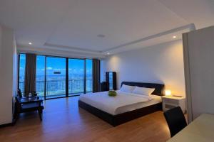 Super Comfy BIG SPACE Condo In Imperial Suites Boulevard Mall, Kuching