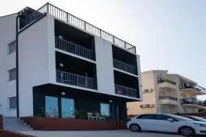 Apartmani Ora, Komarna