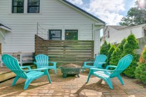 Charming Retreat with Patio and Fireplace! Guest house, Louisville