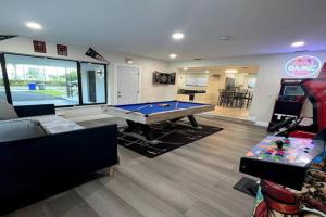 Modern Tropical Oasis with Arcade, HotTub & MiniGolf Guest house, Hollywood