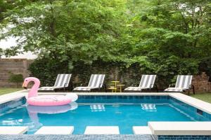 Luxe Pool Retreat - 7 Min to Rainey St Guest house, Austin