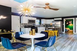 Two-Home Group Retreat - 6th Street 4 Min Walk Guest house, Austin