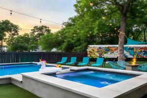 Pool Hot Tub School Bus - Downtown 5 min drive Guest house, Austin