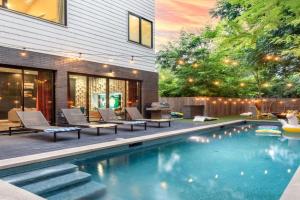 Luxury Group Retreat Near Rainey - Pool, Fire Pit Guest house, Austin