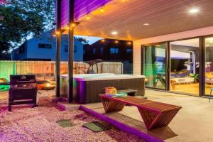Hot Tub Time Machine - Clubhouse - DT 6 Min Drive, Austin