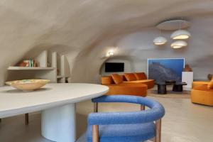 Kore Cave House bys Local Cave Houses, Oia