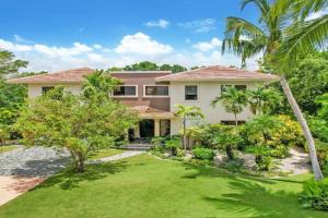 Spacious 4 Bedroom Villa with Pool, Touring Cart & Maid, Punta Cana