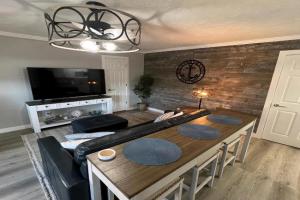 Downtown Waterfront Escape Apartments, Sandusky