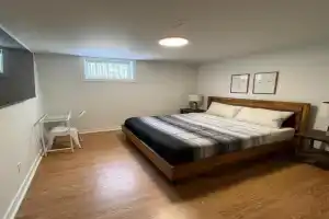 Letitia Heights !B Spacious and Quiet Private Bedroom with Shared Bathroom, Barrie
