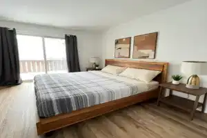 Letitia Heights !E Spacious and Quiet Private Bedroom with Private Bathroom, Barrie