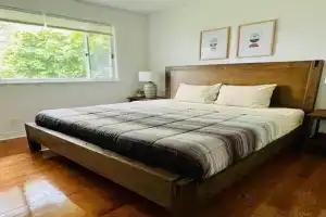 Letitia Heights !F Spacious and Stylish Private Bedroom with Shared Bathroom, Barrie