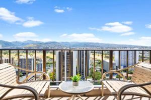 Stunning Mountain View Condo, Near Beach with Parking Apartments, Honolulu
