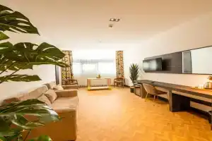 V Center Hotel, Yomra
