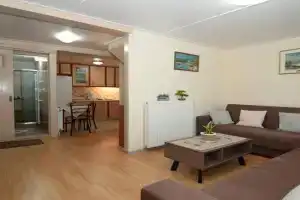 Plataneli House, Plomarion
