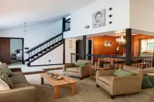 Near Hospital & Dining- Merry on Moorcroft Guest house, Montgomery