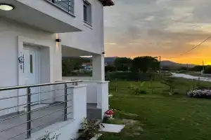 Torra's Studios, Limenas