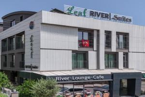 Leaf River Suites, Lara