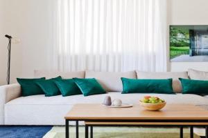Designed 2BR apartment over Dizengoff square - Panoramic View, Bnei Brak