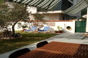 Tihana-ground floor with large terrace Apartments, Makarska