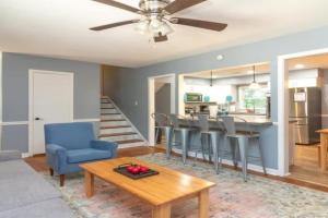 Large Yard with Treehouse Tri-Level Retreat, Columbus