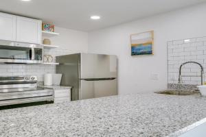 Sleek and Modern Retreat about 6 Mi to Downtown! Guest house, El Paso