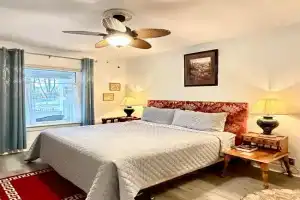 Adorable 2-bedroom unit with jacuzzi beside falls, Niagara Falls